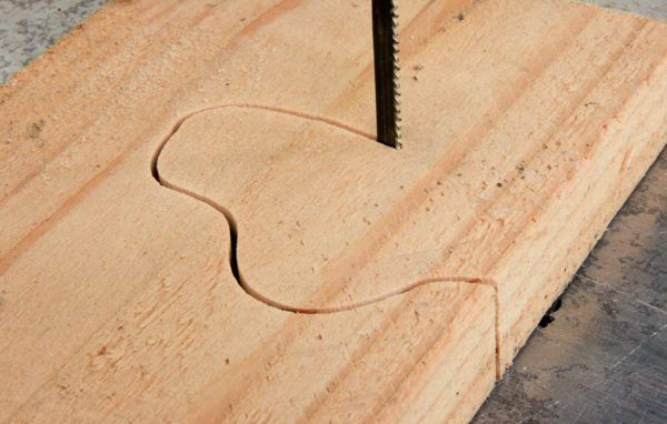 Wood cutting bandsaw